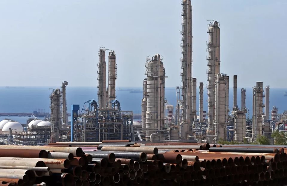 “Iran Crisis Latest: Strait of Hormuz and Global Oil Impact”: Fans and Experts React Worldwide