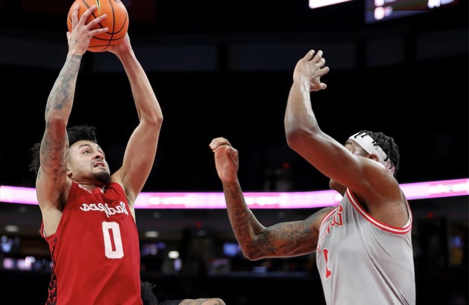 Thornton Scores 24 as Ohio State Beats Iowa 72-69