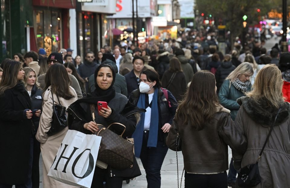 UK Consumer Confidence Collapses During Iran War, Retail Industry Says